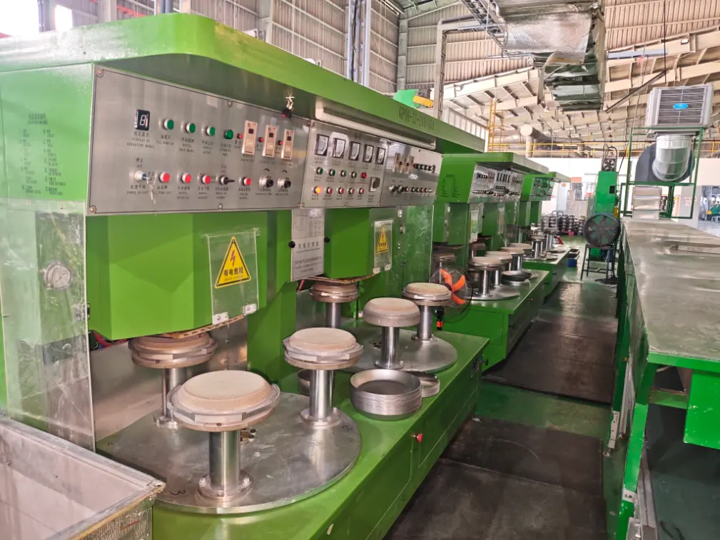 Maszyna do lutowania podstawy naczyń kuchennych została zainstalowana za granicą.